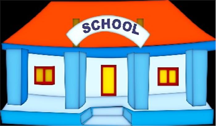 निजी स्कूल का प्रसाधन कक्ष तोड़ने पर मचा बवाल 