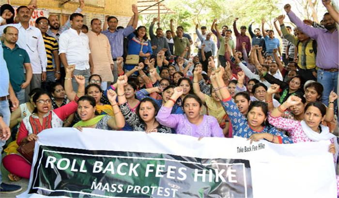 फीस बढ़ोतरी को लेकर अभिभावक संघ ने किया सिटी मजिस्ट्रेट कार्यालय पर प्रदर्शन