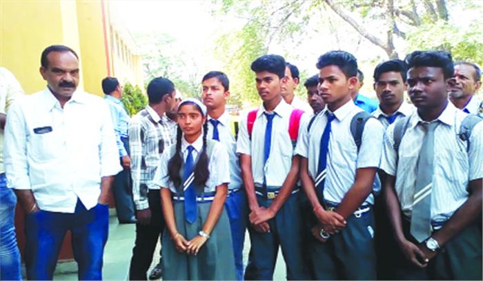 सीबीएसई बोर्ड के नाम पर छात्रों से खिलवाड़