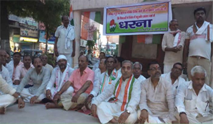 प्रियंका को सोनभद्र जाने से रोकने के खिलाफ वाराणसी में कांग्रेस का प्रदर्शन