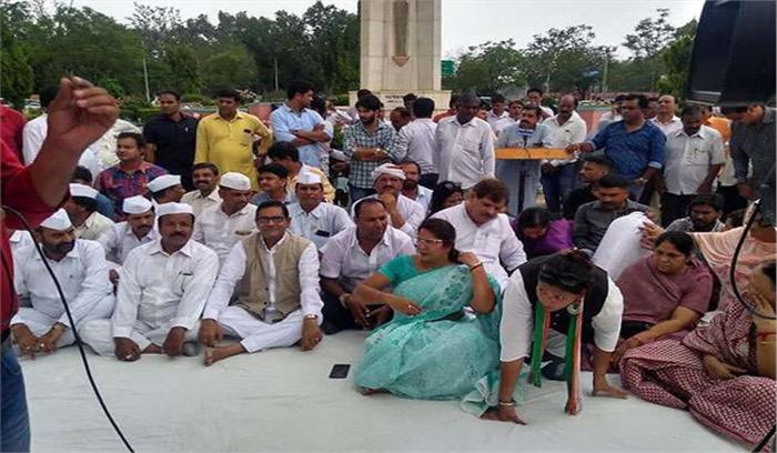 प्रियंका की गिरफ्तारी के विरोध में कांग्रेसियों ने दिया धरना