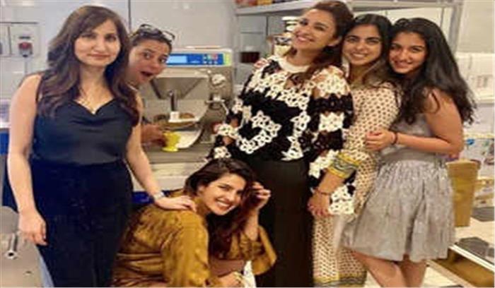 प्रियंका चोपड़ा पार्टी करती नजर आईं  ईशा अंबानी के घर