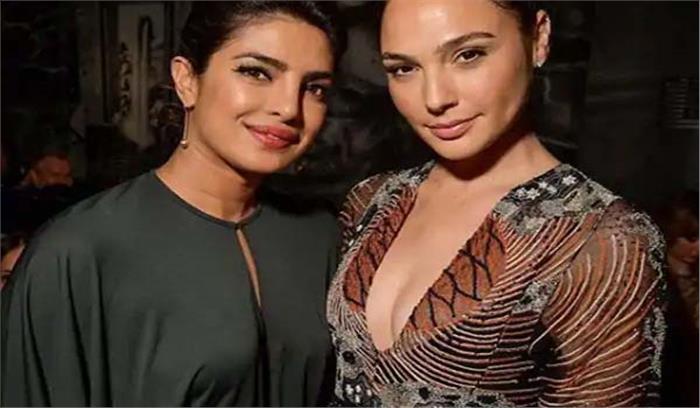 पेरिस फैशन वीक में वंडर वुमन से मिलीं देसी गर्ल