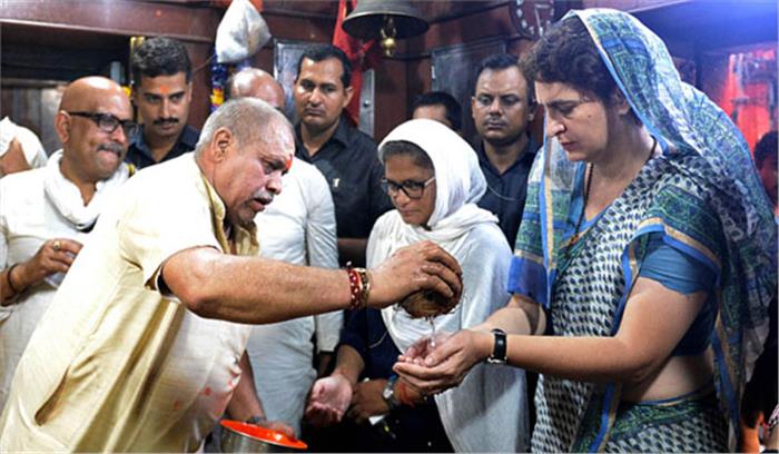 प्रियंका ने वाराणसी में की पूजा-अर्चना