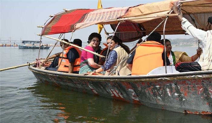 प्रियंका गांधी की नाव यात्रा शुरू, संगम तट पर की पूजा-अर्चना प्रियंका गांधी की नाव यात्रा शुरू, संगम तट पर की पूजा-अर्चना