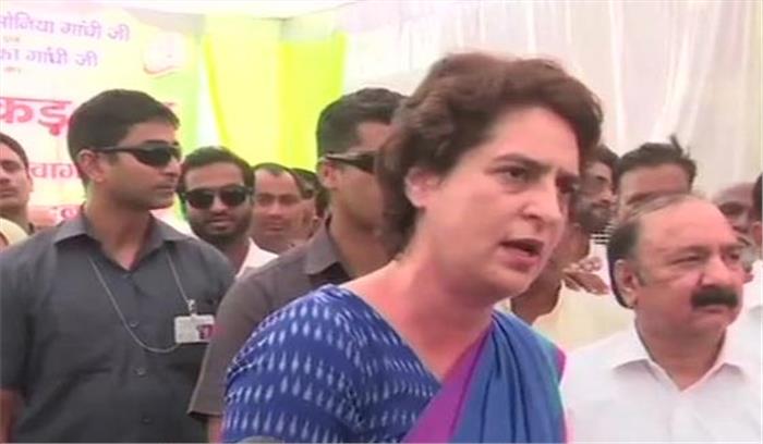प्रियंका गांधी ने कहा -स्मृति ईरानी ने जूते बांट कर अमेठी की जनता का अपमान किया