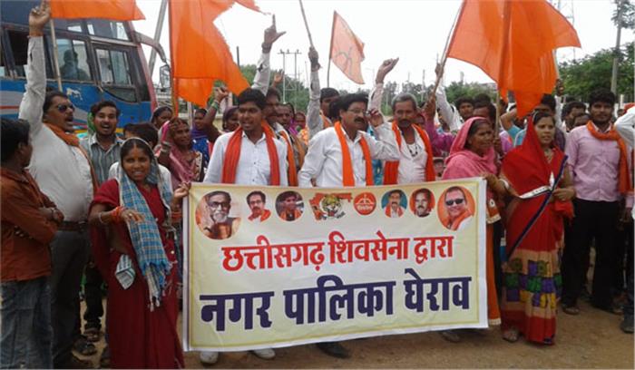 पीएचई, नगर पालिका का शिवसेना ने किया घेराव