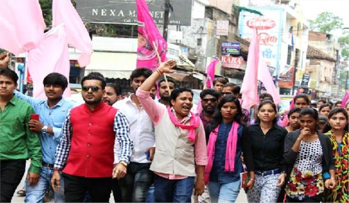 प्रोफेसर पर एफआईआर दर्ज कराने थाने पहुंची छात्राएं