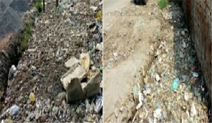 सड़क किनारे कूड़े के ढेर से लोग हुए परेशान