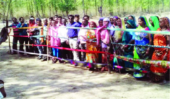 निजी जमीन को बचाने साड़ी दुपट्टा से बनाया सुुरक्षा घेरा