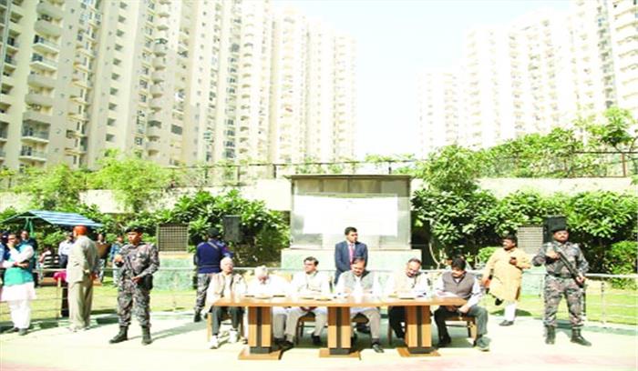 प्राधिकरण के अधिकारियों संग सेक्टर-137 पहुंचे केंद्रीय मंत्री