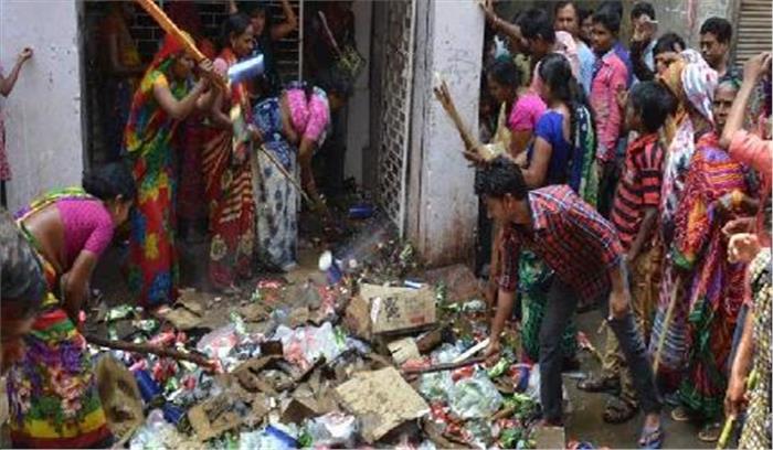 प्रदर्शनकारियों ने शराब के ठेके पर जमकर की तोड़फोड़