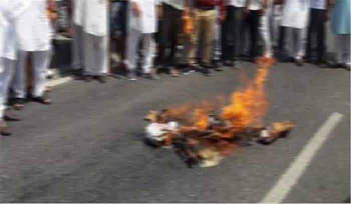भाजपा ने पंजाब सरकार का पुतला जलाकर विरोध प्रदर्शन किया भाजपा ने पंजाब सरकार का पुतला जलाकर विरोध प्रदर्शन किया