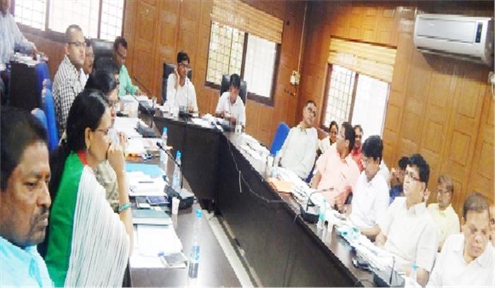 लोक सेवा केन्द्रों में लंबित प्रकरणों को यथाशीघ्र निराकृत करें: कलेक्टर