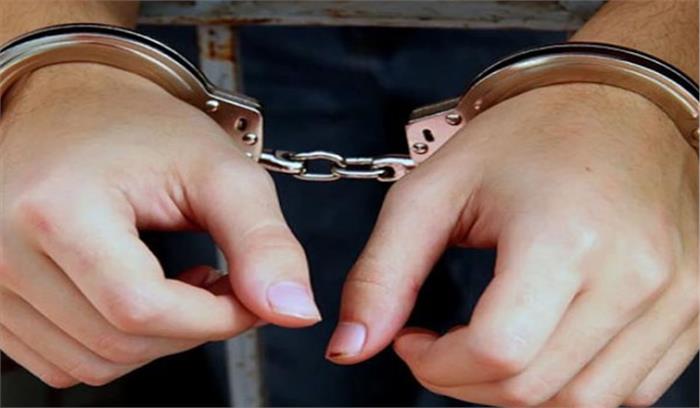 तलवार लहराकर ग्रामीणों को धमका रहा युवक गिरफ्तार 