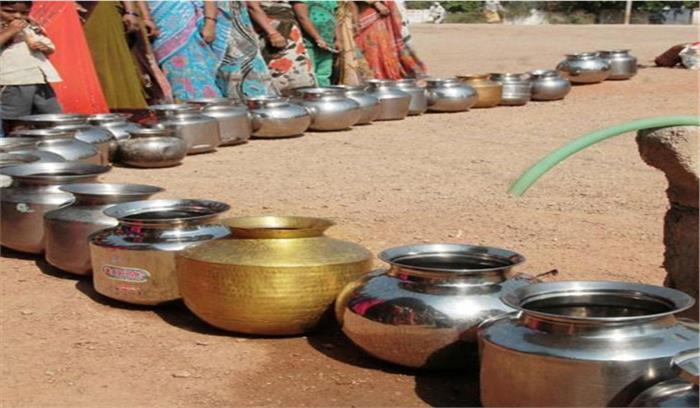 पानी की समस्या से जूझ रहे लोग