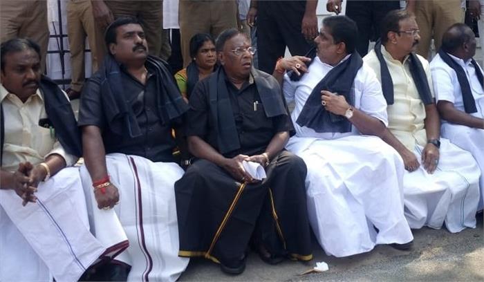 पुडुच्चेरी के मुख्यमंत्री नारायणसामी ने काले कपड़े पहनकर किया प्रदर्शन