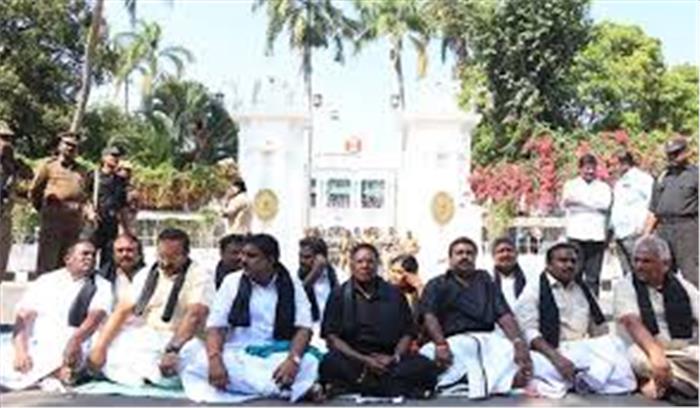पुडुचेरी के सीएम वी.नारायणसामी का धरना चौथे दिन भी जारी पुडुचेरी के सीएम वी.नारायणसामी का धरना चौथे दिन भी जारी