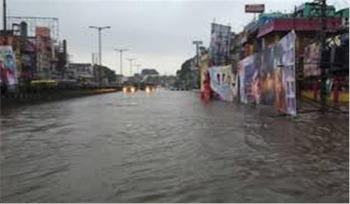 भारी बारिश के कारण पुड्डुचेरी में आयी बाढ़, महिला बही