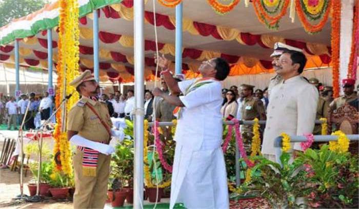 पुडुचेरी के मुक्ति दिवस के अवसर पर सीएम पी नारायणसामी ने तिरंगा फहराया पुडुचेरी के मुक्ति दिवस के अवसर पर सीएम पी नारायणसामी ने तिरंगा फहराया