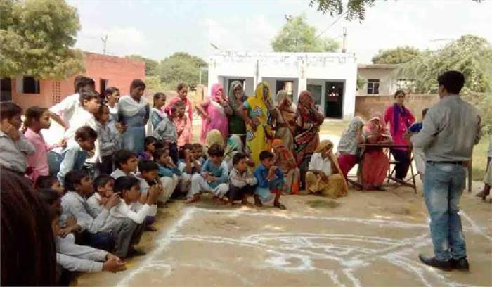 खुले में शौचमुक्त बनाने के लिए ग्रामीणों को किया जागरुक