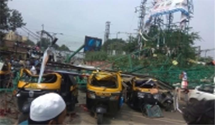 पुणे में धातु का होर्डिंग गिरा, 4 मरे