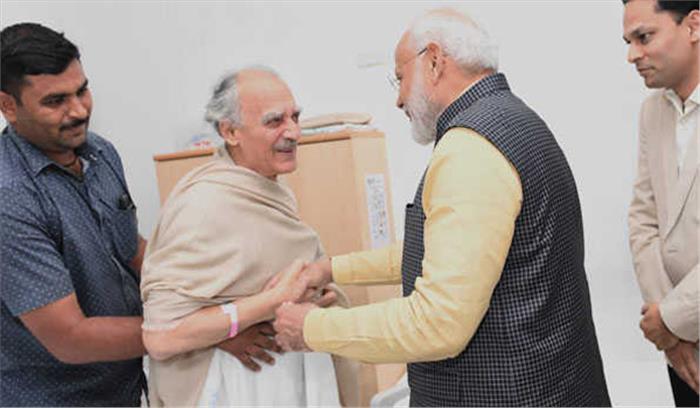 मोदी ने अरुण शौरी का हालचाल जाना मोदी ने अरुण शौरी का हालचाल जाना