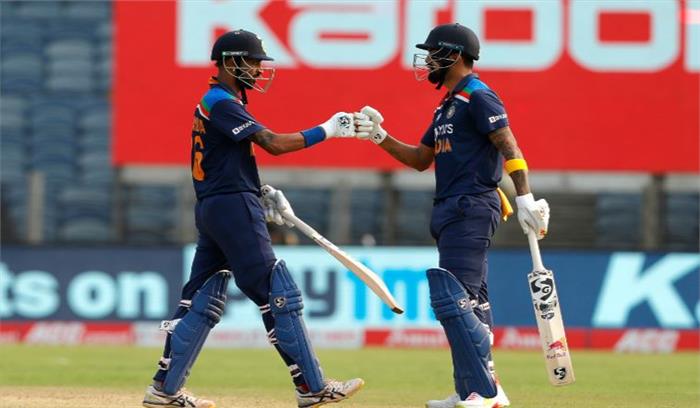 पुणे वनडे: भारत ने इंग्लैंड के सामने रखा 318 रनों का लक्ष्य