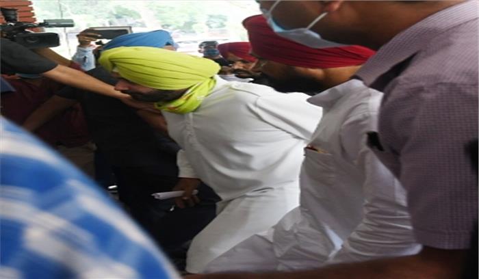 पंजाब के मुख्यमंत्री और सिद्धू ने चार्टर्ड विमान से की यात्रा, शिअद ने साधा निशाना