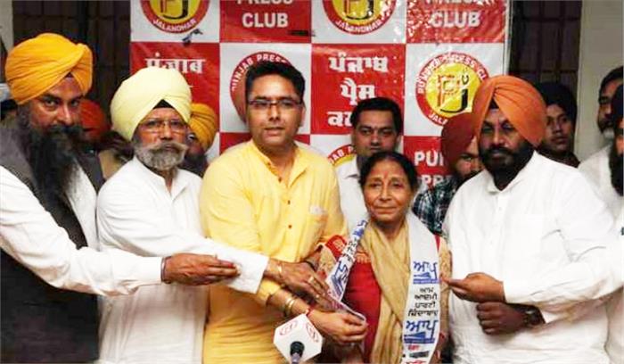 पंजाब : कांग्रेस सांसद की पत्नी आप में शामिल, चुनाव लड़ेंगी पंजाब : कांग्रेस सांसद की पत्नी आप में शामिल, चुनाव लड़ेंगी