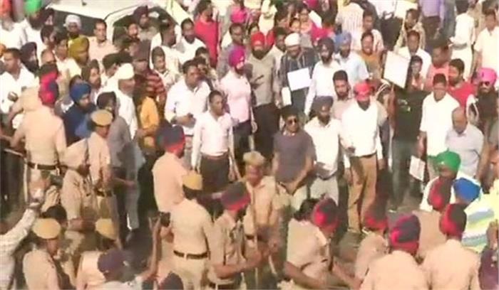 पंजाब : मांगों को लेकर शिक्षकों ने राष्ट्रीय राजमार्ग अवरुद्ध किया पंजाब : मांगों को लेकर शिक्षकों ने राष्ट्रीय राजमार्ग अवरुद्ध किया