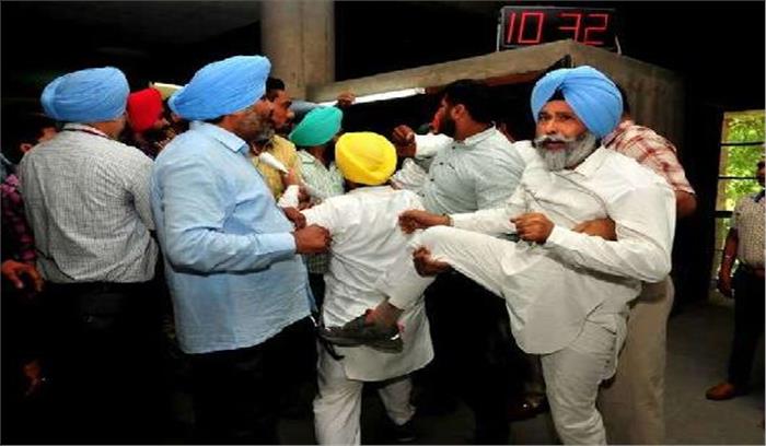 विधायकों ने नवजोत पर असंसदीय भाषा के इस्तेमाल का आरोप लगाया