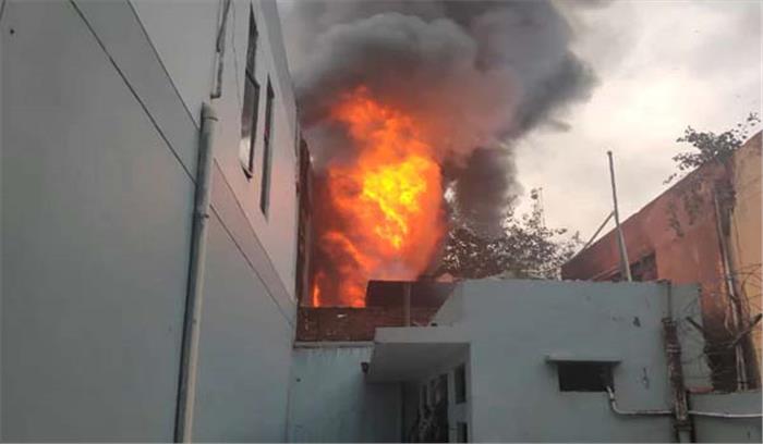 पंजाबी बाग के तेल गोदाम में लगी आग, व्यक्ति की मौत