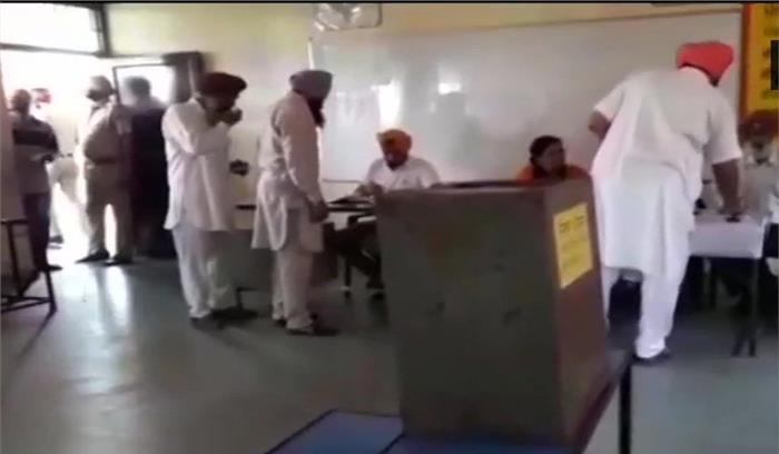 पंजाब में 22 जिला परिषद और 150 पंचायत समितियों के लिए वोटिंग शुरू पंजाब में 22 जिला परिषद और 150 पंचायत समितियों के लिए वोटिंग शुरू