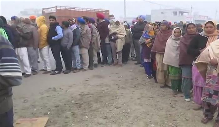 पंजाब : ग्राम पंचायत चुनाव के लिए मतदान जारी पंजाब : ग्राम पंचायत चुनाव के लिए मतदान जारी