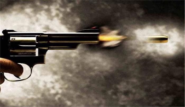 बदमाशोँ ने युवक को दिनदहाड़े गोली मारी