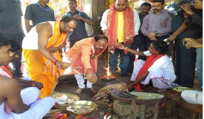 सीएम रघुवर दास ने दिउड़ी मंदिर में की पूजा-अर्चना