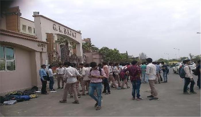 प्रश्नपत्र देरी से मिलने पर छात्रों को हुई परेशानी