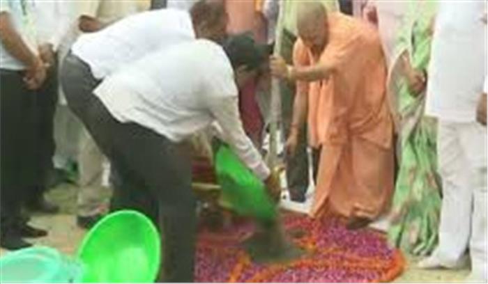 सीएम योगी ने किया पौधारोपण महाकुंभ का आगाज