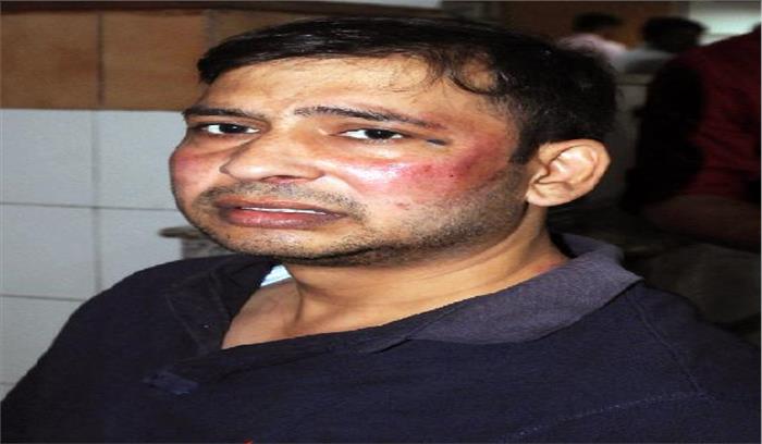 बच्चों को टिफिन देने अभिभावक पर गार्ड व स्कूल मालिक ने किया जानलेवा हमला