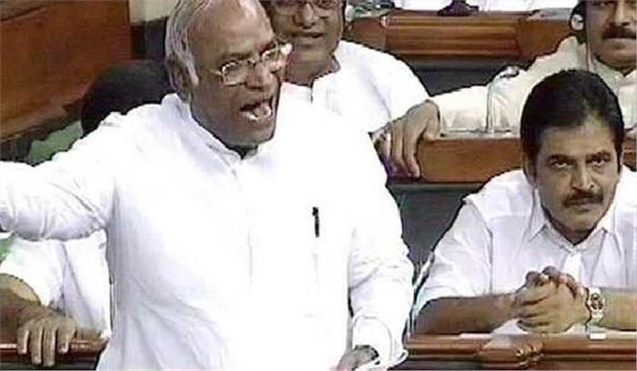 गोवा में बीजेपी की सरकार बनाने के विरोध में  कांग्रेस, राजद का लोकसभा में हंगामा