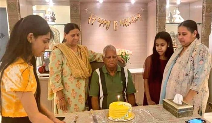लालू प्रसाद यादव ने मनाया अपना 74 वां जन्मदिन, काटा केक