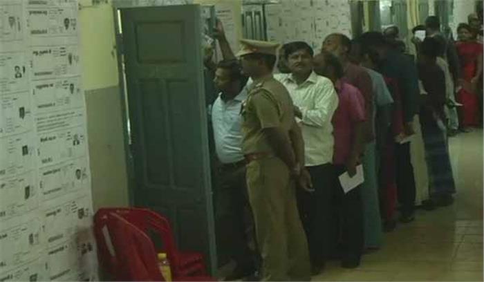 आरके नगर उपचुनाव: शुरुआती घंटों में सिर्फ 7.32 फीसदी मतदान 