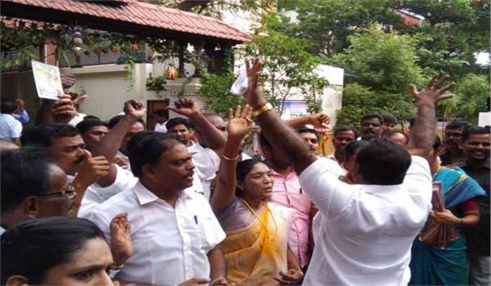 आर. के नगर उपचुनाव : एआईएडीएमके और दिनाकरन समर्थकों के बीच झड़प आर. के नगर उपचुनाव : एआईएडीएमके और दिनाकरन समर्थकों के बीच झड़प