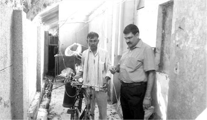 एआरटीओ ऑफिस में डेंगू से बचने के लिए दवाई का छिड़काव