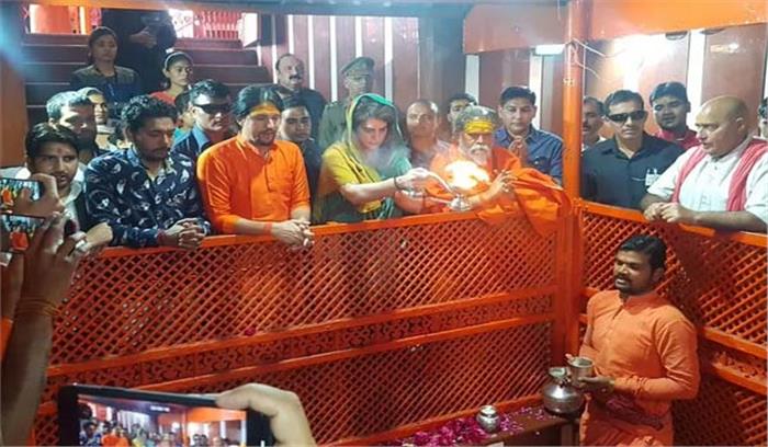 प्रियंका ने रायबरेली पहुंचने से पहले किए हनुमान के दर्शन