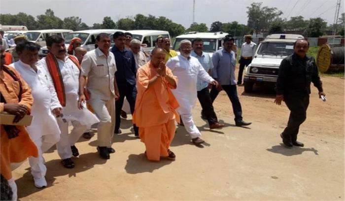 रायबरेली अस्पताल में योगी के दौरे के चलते बिस्तरों पर बिछाई भगवा चादर रायबरेली अस्पताल में योगी के दौरे के चलते बिस्तरों पर बिछाई भगवा चादर