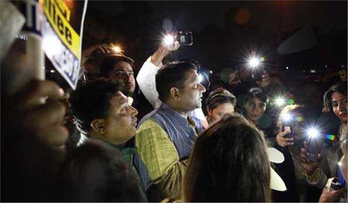 राफेल पर युवक कांग्रेस के कार्यकर्ताओं ने किया मोमबत्ती जलाकर प्रदर्शन