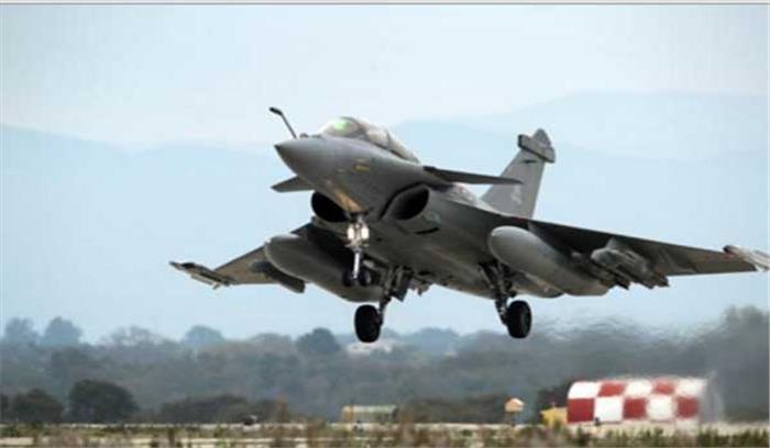 राफेल लड़ाकू विमान के सौदे पर सरकार पशोपेश में दिखाई दे रही