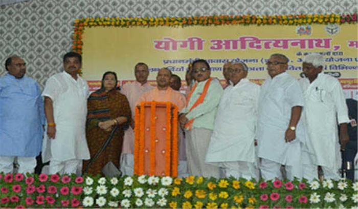 राहुल पहले सम्भालें अमेठी, फिर देखें गुजरात का ख्वाब : योगी राहुल पहले सम्भालें अमेठी, फिर देखें गुजरात का ख्वाब : योगी